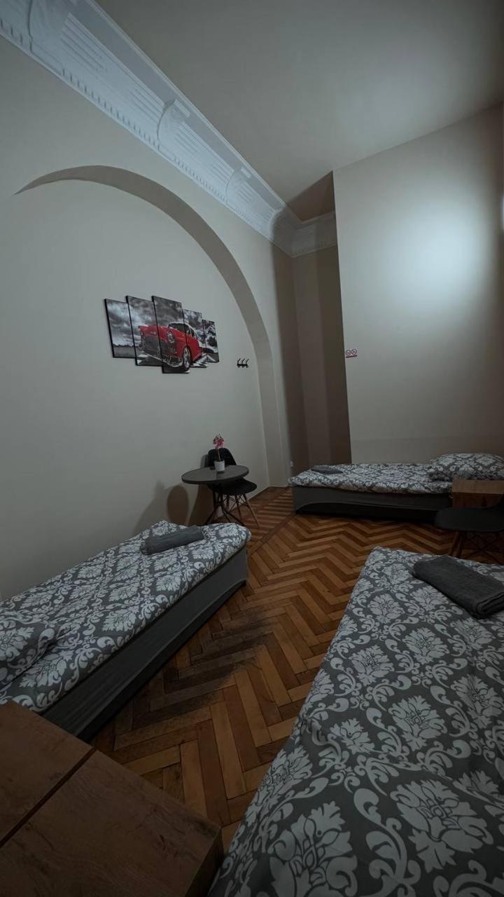 Fivehostel *