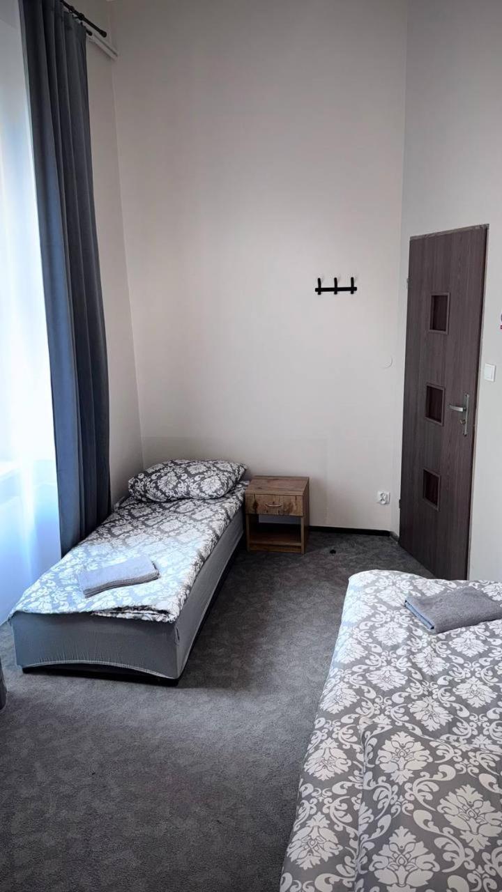 Fivehostel Hostel *