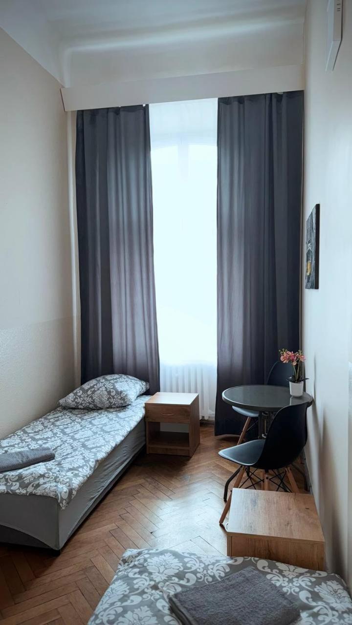 Fivehostel *